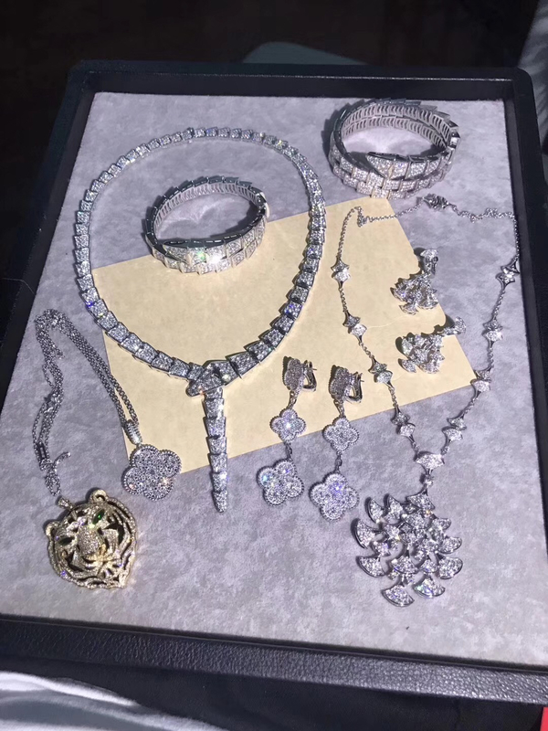 luxury jewelry stores Sophisticated Custom 18K Gold Jewelry As Wedding Anniversary / Birthday Gift