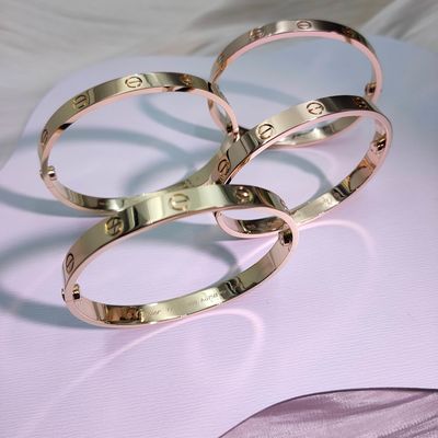 دستبند مدل کلاسیک LOVE از طلای 18 عیار، سایز متوسط، عرض 6.1 میلی‌متر، سیستم بست اصلی با دو پیچ و پیچ‌گوشتی